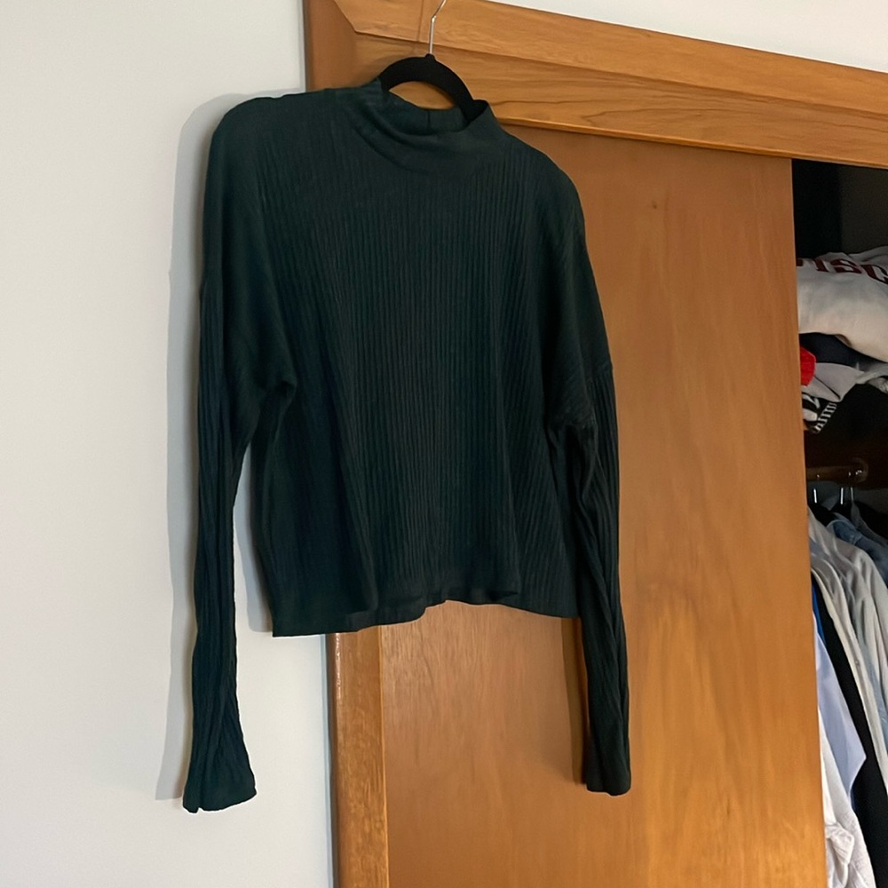 Wild fable mock next cropped long sleeve green top